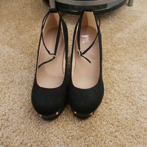 Black wedges